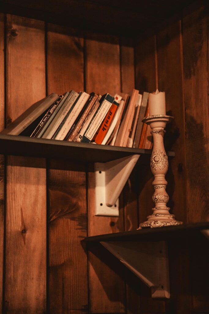 bookshelf-antique-styling-vintage-decor
